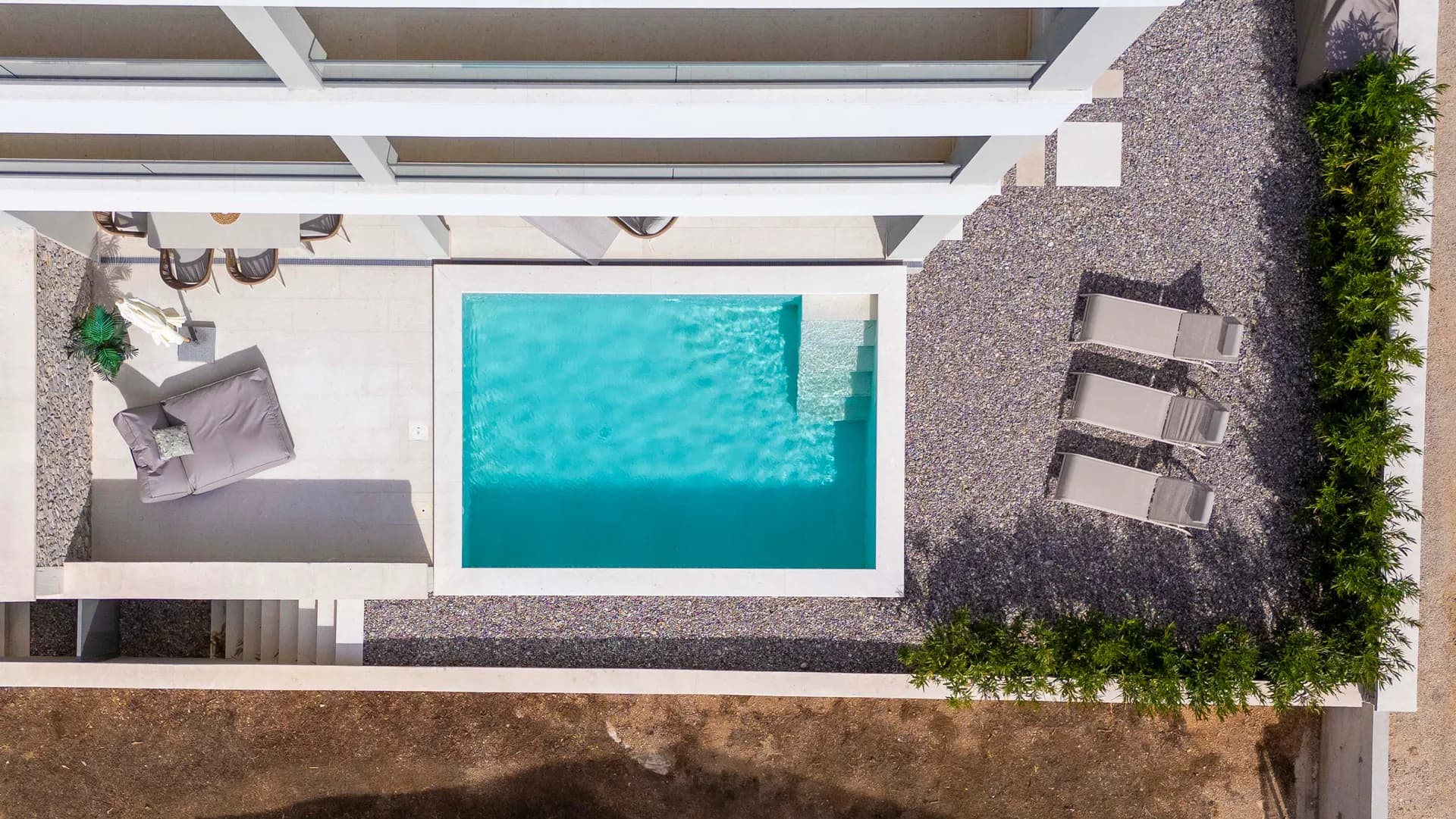 Pool von oben mit Loungebereich