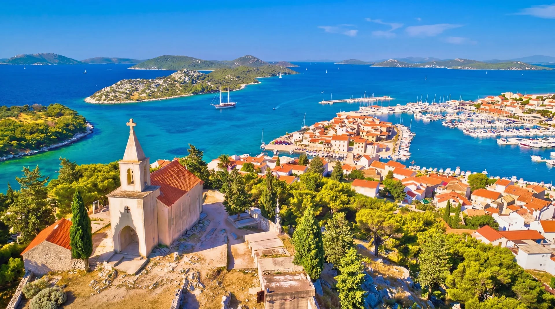 Tribunj-Panorama mit Kirche, Hafen und Inseln