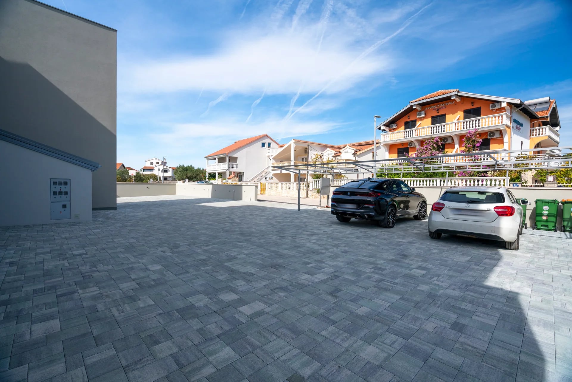 Garten & Parkplatz Bild 1