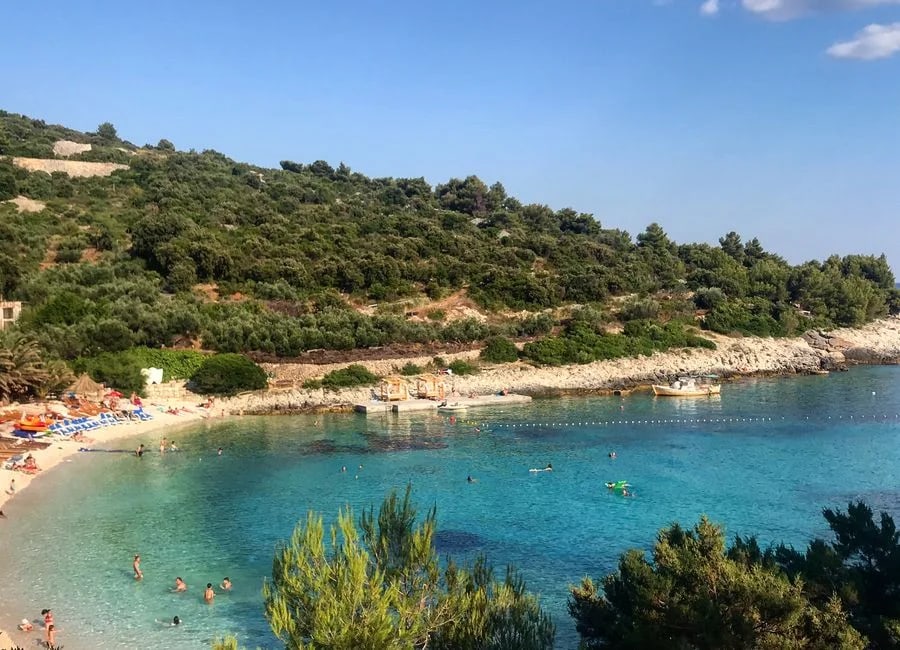 Strand an der Küste bei Tribunj