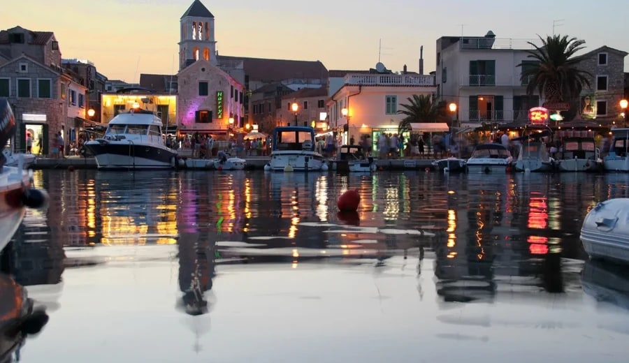 Vodice mit Promenade und Einkaufsmöglichkeiten