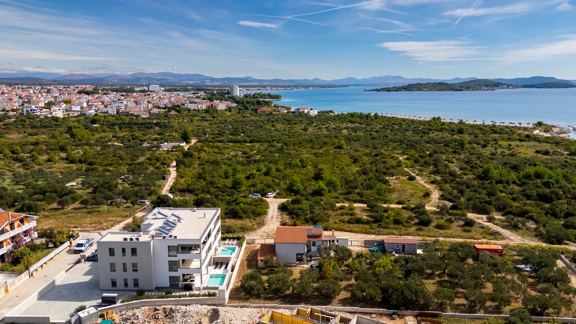 Luftaufnahme Tribunj mit Küste und Meer